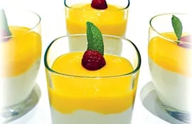 mousse-de-yogur-con-coulis-de-mango-202408000000-1034117.jpg