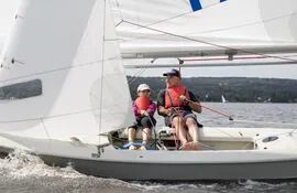 Carlos Schauman y su hija Katalina navegarán juntos rumbo al mando del velero.