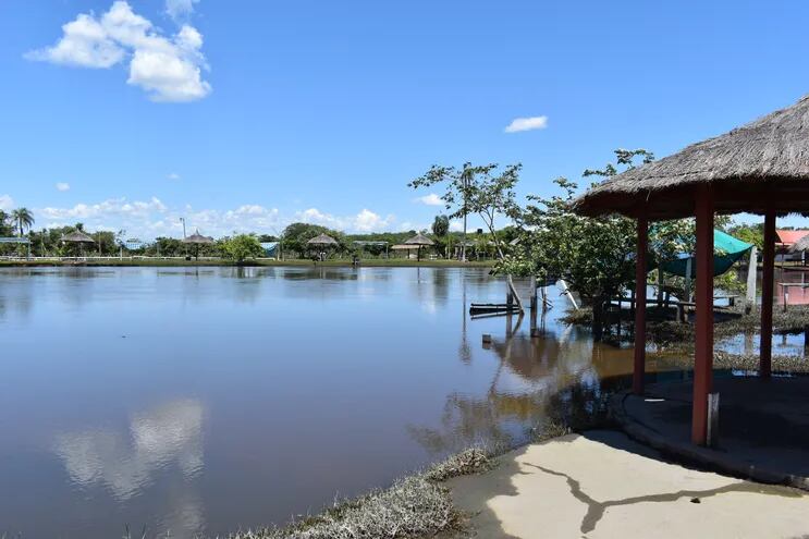 Tras las últimas lluvias el río Aguaraymí desbordó y perjudica a oleros de la zona