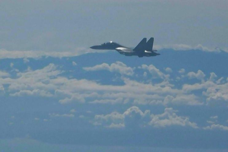 Un avión chino de combate durante los ejercicios militares cerca de Taiwán, el pasado viernes.