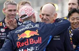 El británico Adrian Newey (d), ingeniero de la Red Bull Racing.