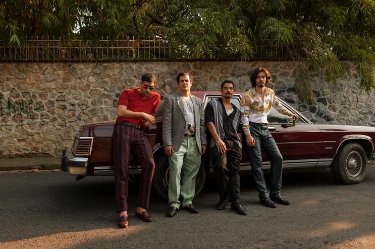 El cantante Bad Bunny (izquierda), junto a Alfonso Dosal, Bobby Soto y Manuel Masalva en una de las imágenes reveladas por Netflix de la tercera temporada de "Narcos: México".