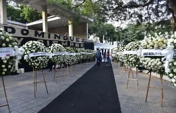 Cientos de coronas de flores de parte de distintas familias empresas y organizaciones, fueron enviadas al velatorio de Osvaldo Domínguez Dibb, en el Club Olimpia.