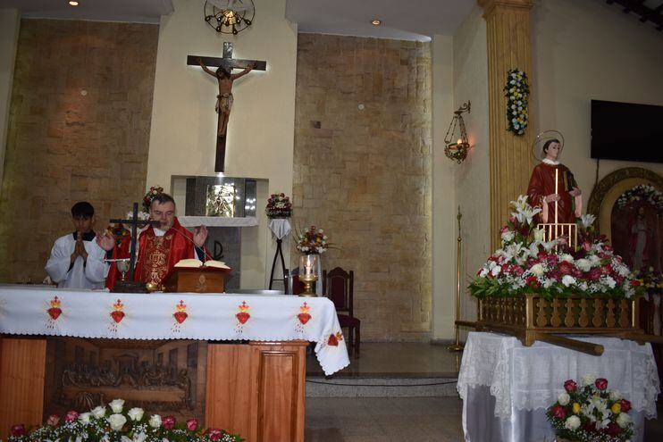 El párroco de la ciudad de Ñemby, presbítero Arturo Doniec, preside la misa en honor al protector espiritual San Lorenzo.