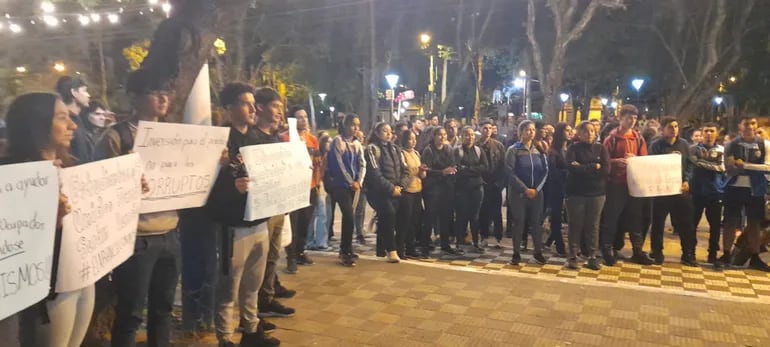 Estudiantes de la UNP se movilizaron en la ciudad de Pilar, exigiendo la derogación de la Ley Hambre Cero.