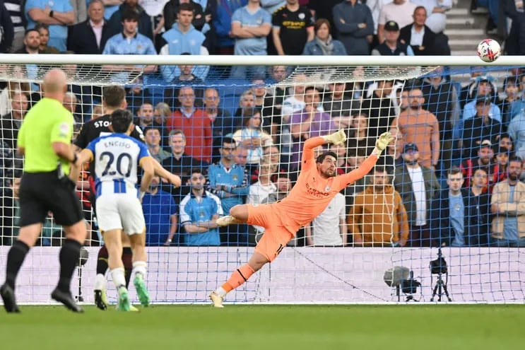 El paraguayo Julio Enciso (20), jugador del Brighton, observa como el balón ingresa en la portería del alemán Stefan Ortega, futbolista del Manchester City, en un partido por la Premier League 2022-2023.