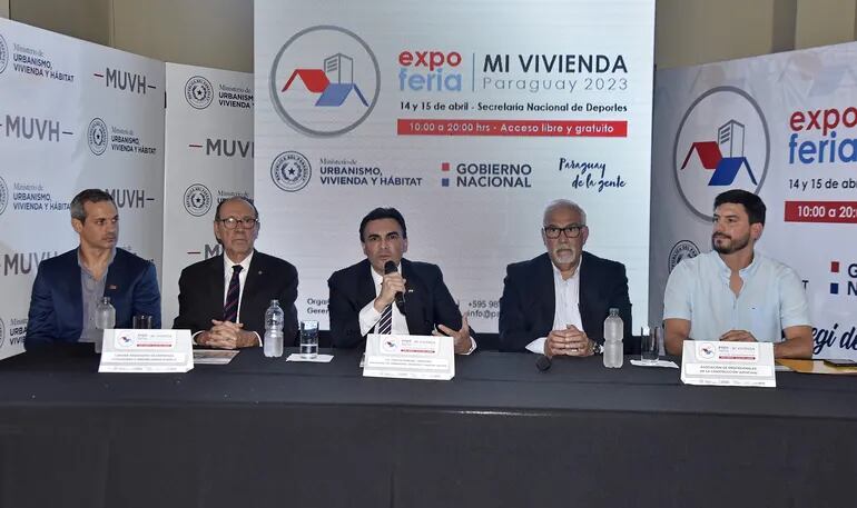 Eduardo Quiroga. de Capeli; Jorge Bosch, Carlos Pereira y Julio Samaniego, del MUVH, y Pablo Rivarola de Aprocons, en conferencia de prensa de lanzamiento de la expo "Mi Vivienda Paraguay 2023".