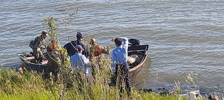 Trabajos de búsqueda de personas desaparecidas en el río Paraná.