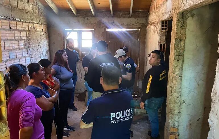 La casa abandonada, en la que fue encontrada sin vida la niña de 3 años, se encuentra ubicada en el asentamiento Romero Cué de Pedro Juan Caballero, departamento de Amambay.