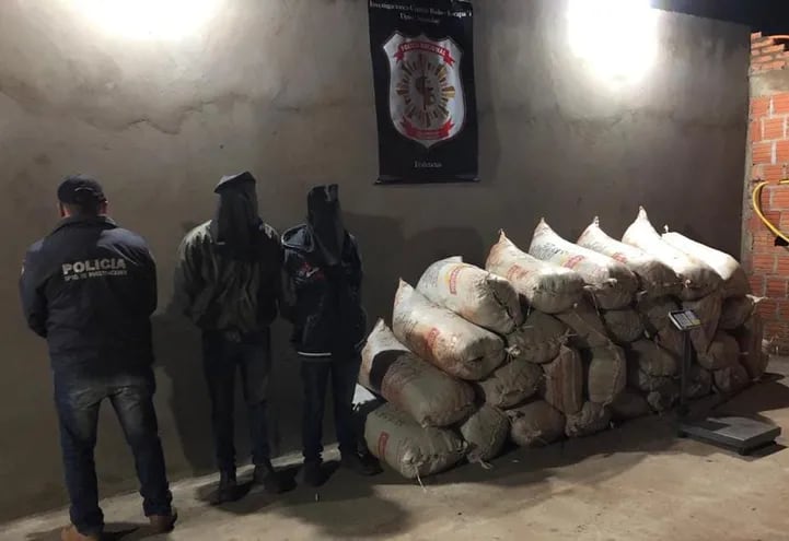 Benigno Paredes Mongelós (30) y Luis Alberto Díaz (28), detenidos con una carga de 512 kilos de marihuana.