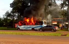 Un ómnibus de la empresa Ciudad Jardín ardió en llamas, sobre la ruta PY02.