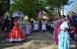 Bailarines vestidos con trajes típicos acompañaron la procesión de la santa patrona de Luque, la Virgen del Rosario.