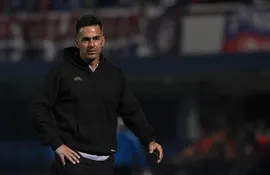 Iván Almeida, entrenador de Tacuary, durante el partido contra Cerro Porteño en La Nueva Olla.