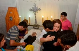 La diputada María Cristina Villalba abraza a uno de los hermanos de Pablo Medina durante el velatorio del periodista asesinado por orden de narcotraficantes en octubre de 2014.
