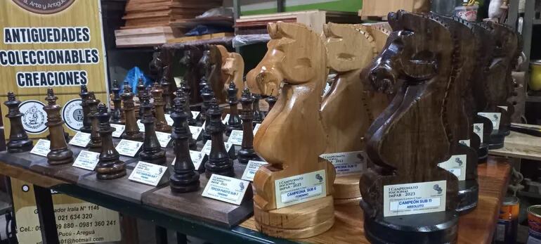 Trofeos confeccionados artesanalmente en madera por el artista Del Rosario Barrios serán distribuidos entre los mejores del campeonato nacional de este fin de semana.