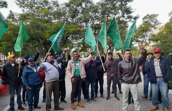 Miembros de la Federación Nacional Campesina (FNC) se movilizan este martes y mañana, miércoles, por la legalización de asentamientos.