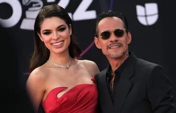 Nadia Ferreira y Marc Anthony llegando a la edición número 23 de los Latin Grammy. (Chris DELMAS / AFP)