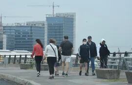 Personas caminando en la Costanera de Asunción.