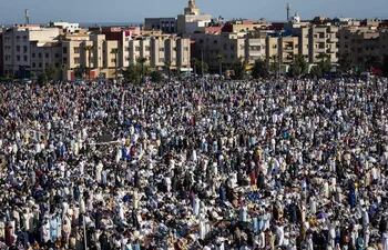 Marroquíes musulmanes rezan, en la capital Rabat, durante la celebración del fin del Ramadán, uno de los pilares del Islam.