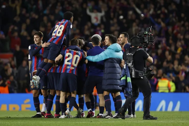 Los jugadores del FC Barcelona celebran la victoria tras el encuentro correspondiente a la jornada 26 de Liga en Primera División que FC Barcelona y Real Madrid disputaron hoy domingo en el Camp Nou, en Barcelona.