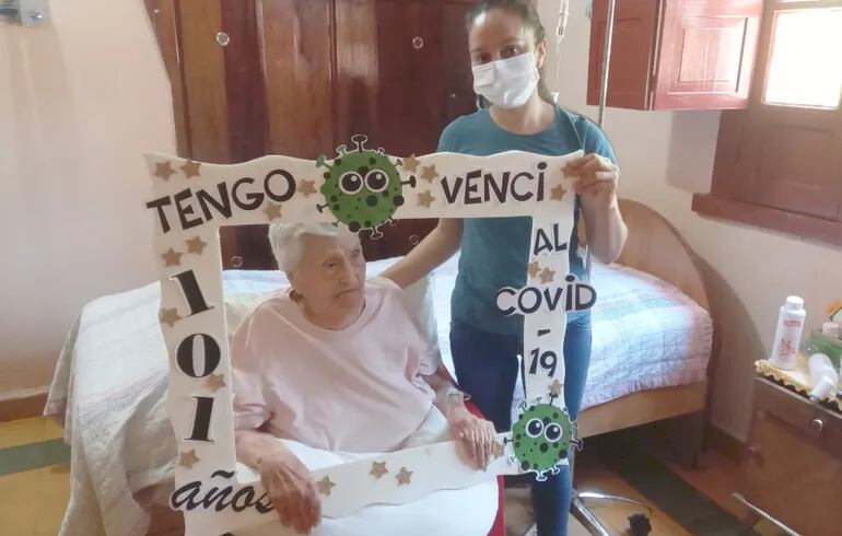 Doña Alodia Santos viuda de Franco con su enfermera personal Jéssica Coronel, quien le asiste para su recuperación total.