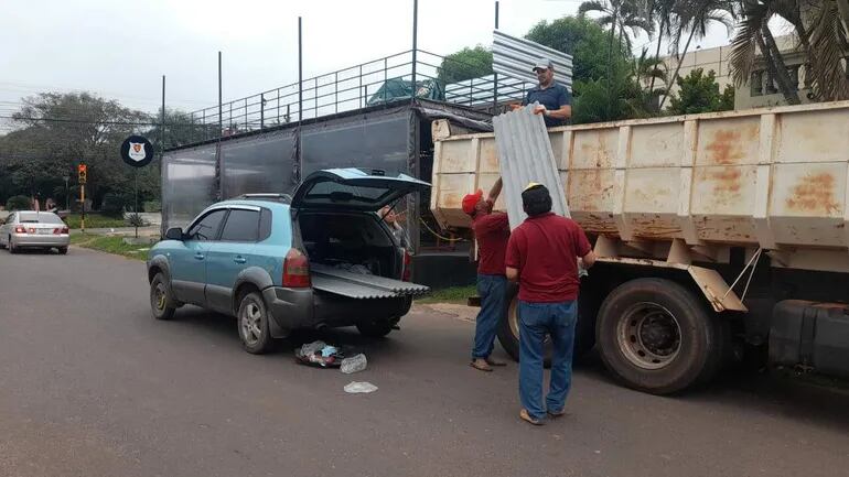 Un camión de la gobernación de San Pedro llega a Santani para la entrega de chapas y colchones a los afectados