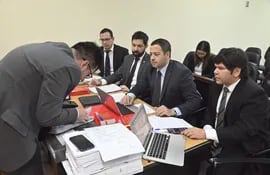 Los fiscales Jorge Arce (d), Francisco Cabrera, Osmar Legal y Diego Arzamendia representan al Ministerio Público en el juicio por el caso de los insumos chinos.