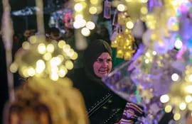 Una mujer hace compras entre adornos de Ramadán en un mercado en la Ciudad de Gaza, el miércoles.