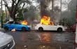 Dos vehículos arden en llamas frente al Congreso Nacional, durante el enfrentamiento entre la Policía y manifestantes.