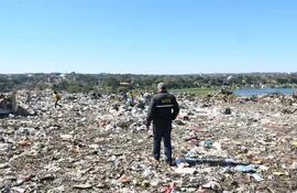 Se le reclamó a la municipalidad la cobertura diaria de los residuos que se encuentran a cielo abierto depositados en los módulos, para prevenir incendios, proliferación de vectores, alimañas y malos olores en Cateura.