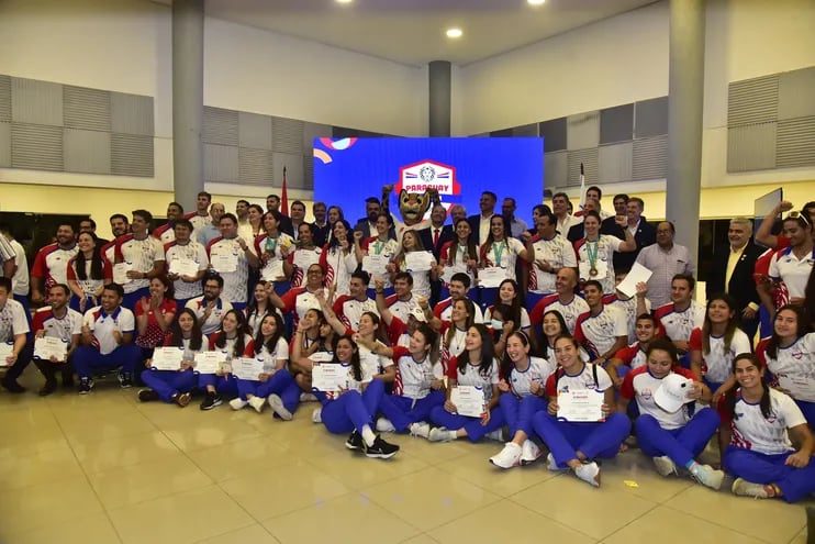 En el Salón Medallistas del COP, atletas del Team Paraguay fueron reconocidos ayer por su gran desempeño en los Juegos Panamericanos de Santiago 2023.