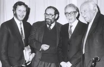 Gianni Vattimo (a la izquierda) con Umberto Eco, Luigi Pareyson y Hans-Georg Gadamer en alguna esquina de los años 80
