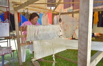 La artesana Ida López de Goiris con su telar rústico con el cual elabora la tela de algodón.