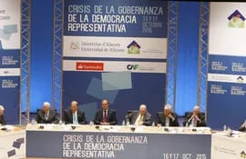 el-expresidente-del-gobierno-espanol-felipe-gonzalez-y-varios-iberoamericanos-como-julio-maria-sanguinetti-uruguay-belisario-betancur-colombia-y-210834000000-1388799.jpg