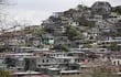 Fotografía que muestra casas en el distrito de San Miguelito, este jueves, en la Ciudad de Panamá (Panamá). Déficit de oferta, inequidad en el acceso, crecimiento de asentamientos informales y ausencia de políticas públicas describen las precarias condiciones de la vivienda en la mayoría de los países de América Latina.