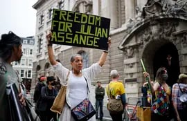 Manifestantes protestan frente a la corte de Old Bailey en el centro de Londres el 7 de septiembre de 2020, mientras se reanuda nuevamente la audiencia de extradición del fundador de WikiLeaks, Julian Assange.