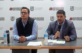 En conferencia, el jefe de Gabinete Federico Mora (izq.) y el intendente Óscar Rodríguez.