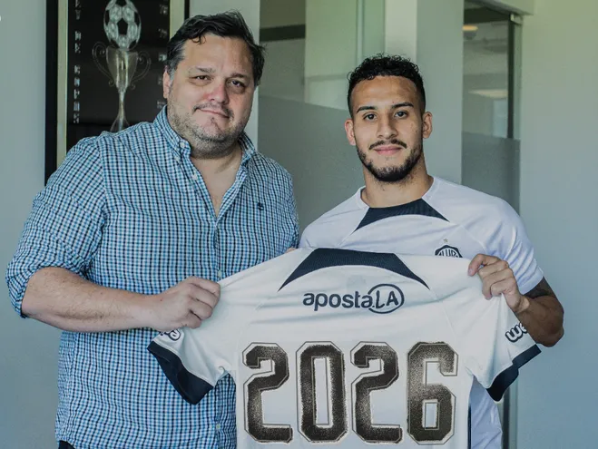 Rodrigo Nogués y Fernando Cardozo (d), presidente y jugador de Olimpia respectivamente, en la renovación del vínculo del futbolista hasta 2026.