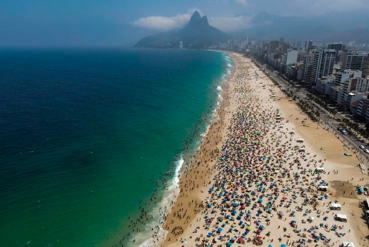 Fotografía aérea tomada el pasado 13 de septiembre en la que se registró la playa de Ipanema, atiborrada de bañistas, durante el proceso de desescalada de las medidas de confinamiento por la pandemia de la COVID-19, en Río de Janeiro (Brasil).