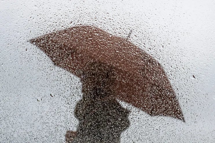 Imagen ilustrativa: una persona con un paraguas ante la lluvia.