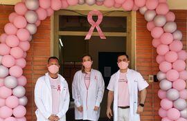 Los doctores Raúl Fanego, jefe de Salud Pública; Luis Prats, director del hospital de Callei; y Sofía Ramos, directora médica.