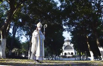 Monseñor Ricardo Valenzuela solitario en la explanada de la Basílica el 8 de diciembre de 2020 cuando la pandemia obligó a suspender la celebración mariana más grande del país.