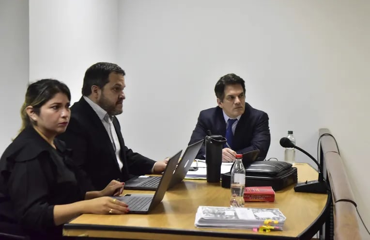 El abogado Edurardo Cazenave (centro) y su defendido, Cristian César Turrini Ayala (derecha), en el juicio.