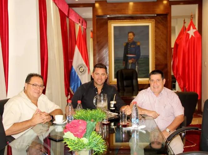 Jose Alberto Alderete, Pedro Alliana y Horacio Cartes en la Junta de Gobierno de la ANR.