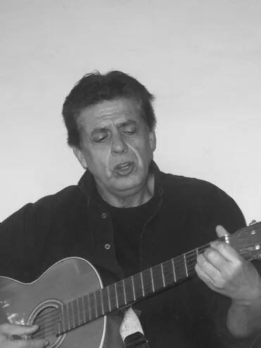 El multidisciplinario artista Marcelo Hernáez en su faceta de cantautor.