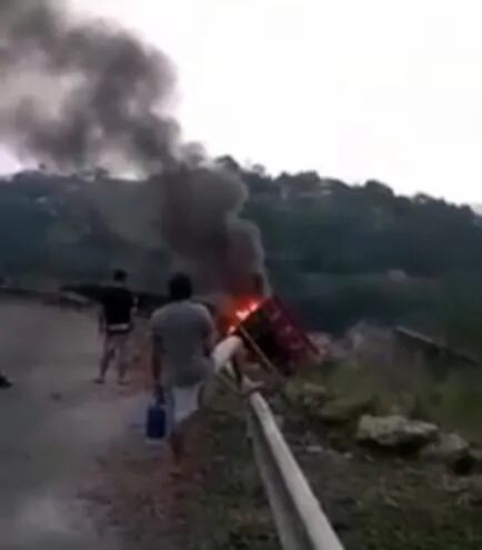 El camión de gran porte perdió los frenos y terminó cayendo al barranco del Río Paraná, incendiándose por completo la cabina.