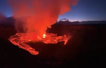 Esta imagen proporcionada por el Servicio Geológico de EE. UU. (USGS) el 7 de junio de 2023 muestra la erupción de Kilauea desde el cráter de la cumbre Halemaumau dentro de un área cerrada del Parque Nacional de los Volcanes de Hawái en Hawái.