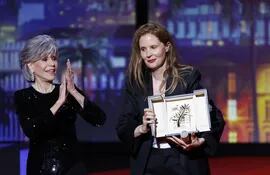 Jane Fonda y la directora Justine Triet, ganadora de la Palma de Oro con "Anatomie d'une Chute", en la ceremonia de clausura del 76° Festival de Cannes.
