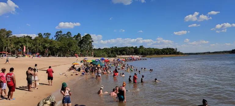 Las playas a orillas de los diversos lagos del Alto Paraná son ideales para refrescarse en Navidad y Año Nuevo.