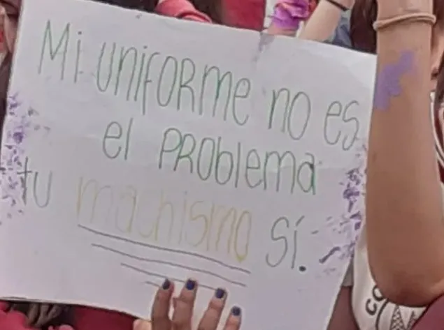 "Mi uniforme no es el problema, tu machismo sí", señala un letrero de alumnas del CTJ. Dos docentes fueron separados del cargo.